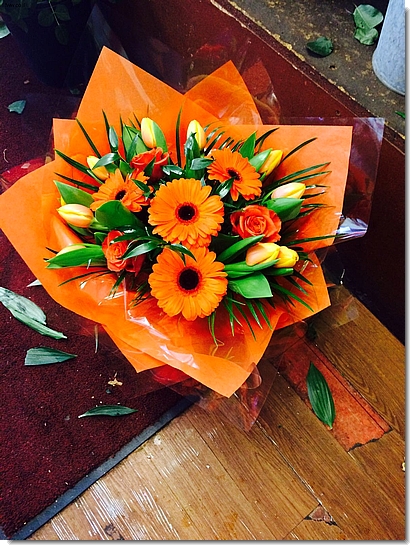 משלוח פרחים לונדון זר כתום-לפרטים חייגו 03-7513618