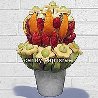 זר פירות קייצי המשלב בתוכו פרליני שוקולד- <div>כשר