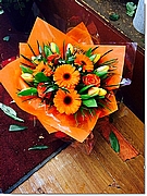 משלוח פרחים לונדון זר כתום-לפרטים חייגו 03-7513618